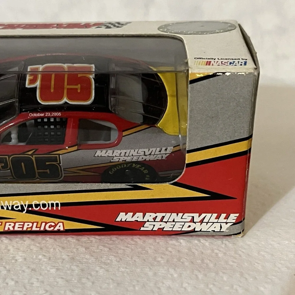 2005 ADVANCE AUTO PARTS 500 Die Cast 1:64 PROGRAM Car MARTINSVILLE SPEEDWAY